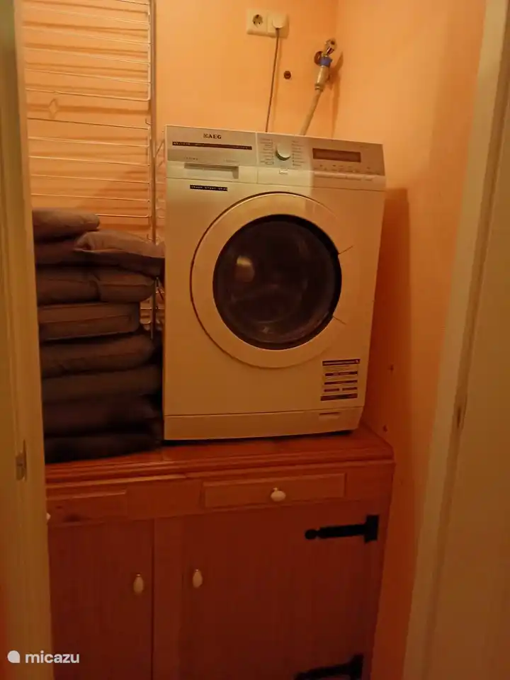 Eine Waschmaschine steht Ihnen zur Verfügung.