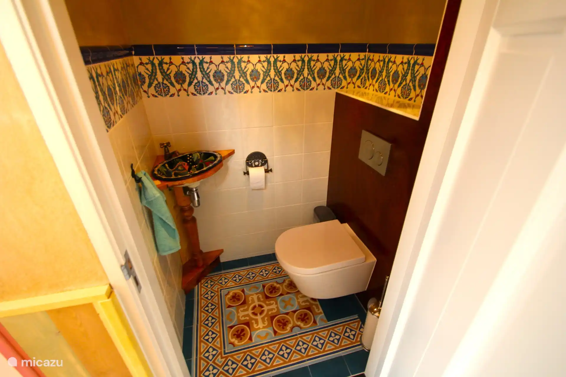 Auch in der Toilette ein mexikanisches Waschbecken auf einem Waschbecken aus einem Kieferntisch. Sogar das Tischbein wurde verwendet. Die Toilettenschüssel selbst ist spülrandlos, was eine bessere Hygiene ermöglicht.  