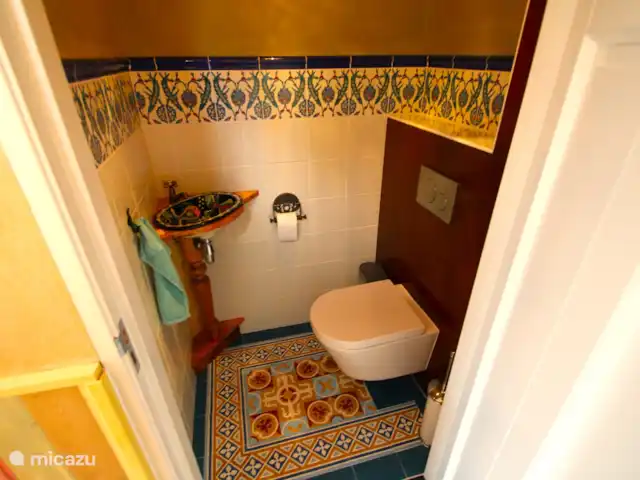 casa vacacional en Países Bajos, Barbante Septentrional, Kaatsheuvel – El mochuelo de Ketse También en el inodoro un lavabo mexicano colocado sobre un lavabo hecho de una mesa de pino. Incluso se ha utilizado la pata de la mesa. La taza del inodoro en sí es sin borde, lo que permite una mejor higiene.