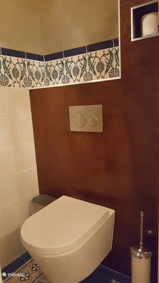 In den Umbau ist ein Stauraum für 6 Rollen Toilettenpapier integriert. Handlich und hygienisch.