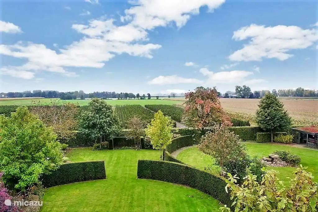 Ein Übersichtsfoto von oben aufgenommen. Hinter dem Garten (und auch weiter in der Umgebung) viel Platz in dieser Agrarlandschaft.
