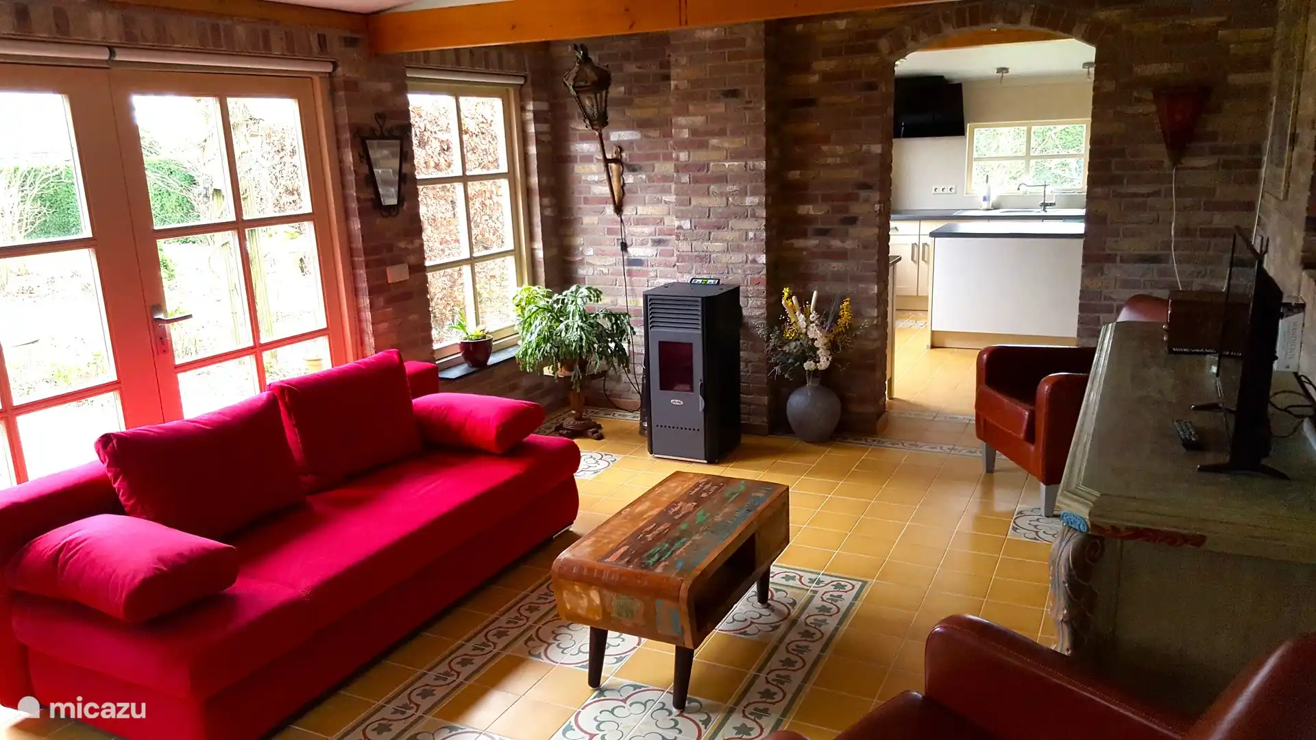 Das Wohnzimmer verfügt über einen spanischen Fliesenboden mit Fußbodenheizung. Es gibt auch eine geräumige (Schlaf-)Couch und einen Pelletofen (kostenlose Pellets!).