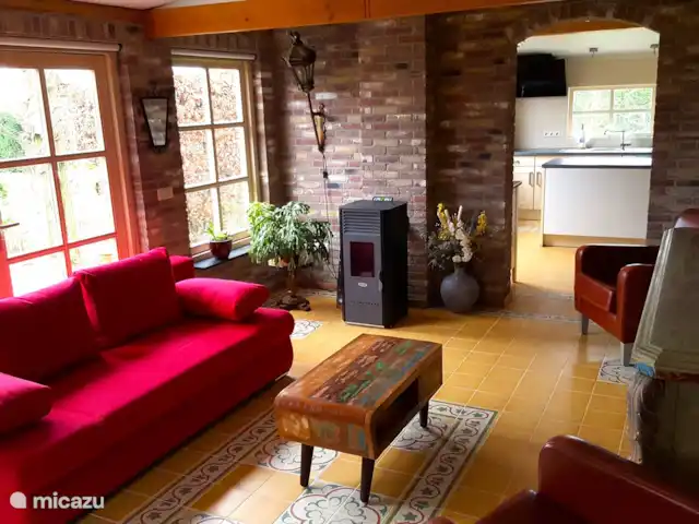 casa vacacional en Países Bajos, Barbante Septentrional, Kaatsheuvel – El mochuelo de Ketse El salón tiene suelo de baldosas españolas con calefacción por suelo radiante. También hay un amplio sofá (para dormir) y una estufa de pellets (¡pellets gratis!).