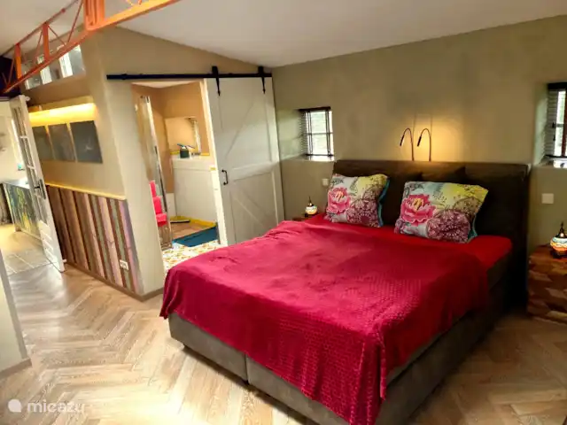 casa vacacional en Países Bajos, Barbante Septentrional, Kaatsheuvel – El mochuelo de Ketse Un amplio dormitorio con baño en suite y paredes de yeso de arcilla. En él un precioso somier con los grandes tamaños de 210 x 180.