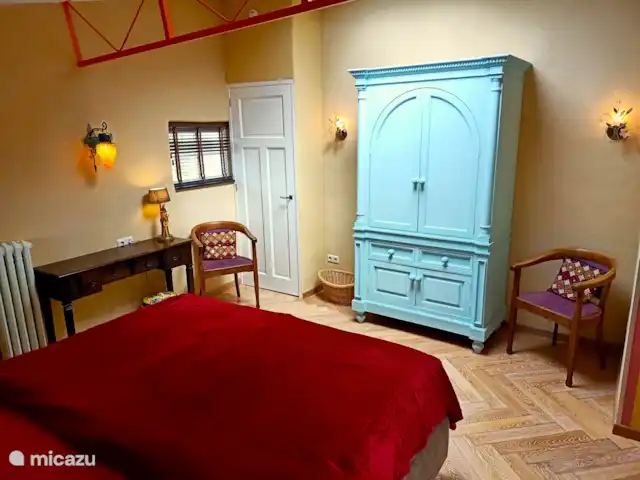 casa vacacional en Países Bajos, Barbante Septentrional, Kaatsheuvel – El mochuelo de Ketse El dormitorio era originalmente un establo. En ella la auténtica vigueta que hemos pintado en ostentoso naranja.