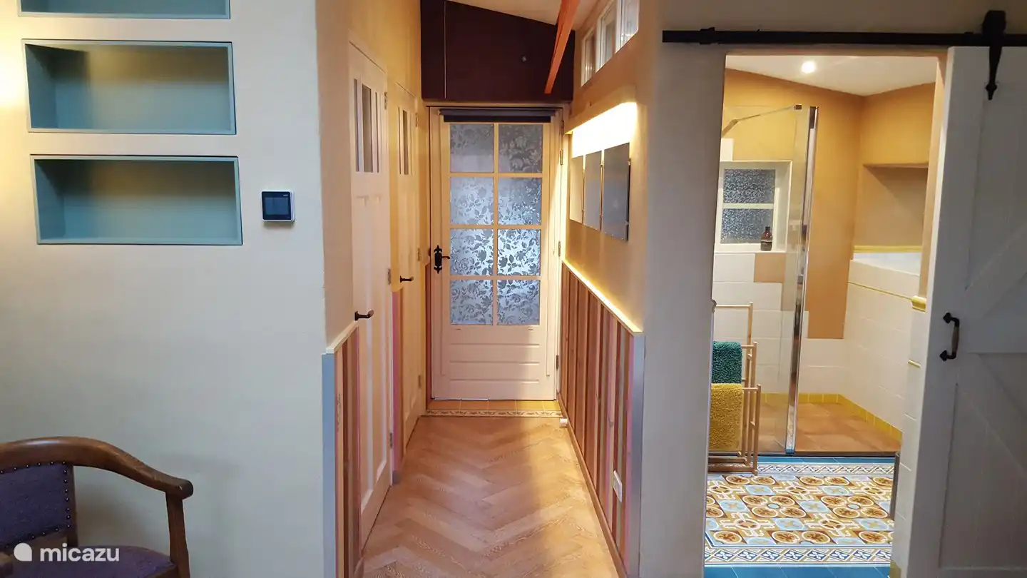 Das Schlafzimmer öffnet sich durch die Verbindungstür in die Küche. Neben dem Badezimmer gibt es Zugang zu einer separaten Toilette im Flur. Der andere Raum dient als Stauraum für Ihre Sachen (Koffer usw.). Dort steht auch eine Waschmaschine zur Verfügung.