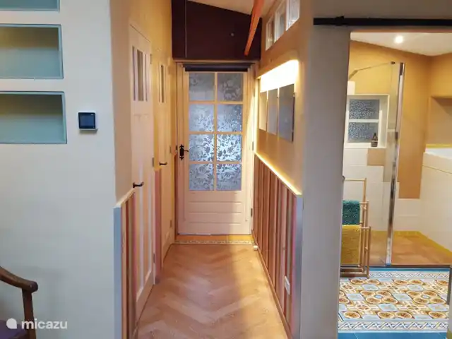 casa vacacional en Países Bajos, Barbante Septentrional, Kaatsheuvel – El mochuelo de Ketse El dormitorio se abre a la cocina con la puerta de conexión. Además del baño, hay acceso a un aseo separado en el pasillo. La otra habitación sirve como espacio de almacenamiento para sus pertenencias (maletas, etc.). También hay una lavadora disponible.