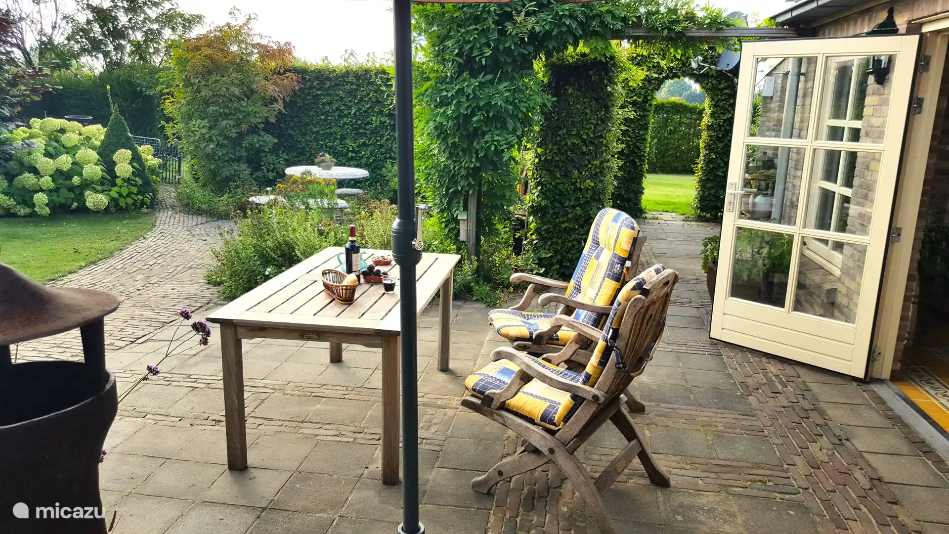 Von der Terrasse aus können Sie die Ruhe genießen. Der große Sonnenschirm ist manchmal notwendig, da die Terrasse nach Süden ausgerichtet ist. Auch im Winter eine schöne Sonne im Wohnzimmer.