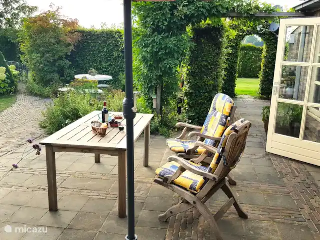 casa vacacional en Países Bajos, Barbante Septentrional, Kaatsheuvel – El mochuelo de Ketse Desde la terraza se puede disfrutar de la paz y la tranquilidad. La gran sombrilla a veces es necesaria, porque la terraza está orientada al sur. También en invierno un agradable sol en el salón.
