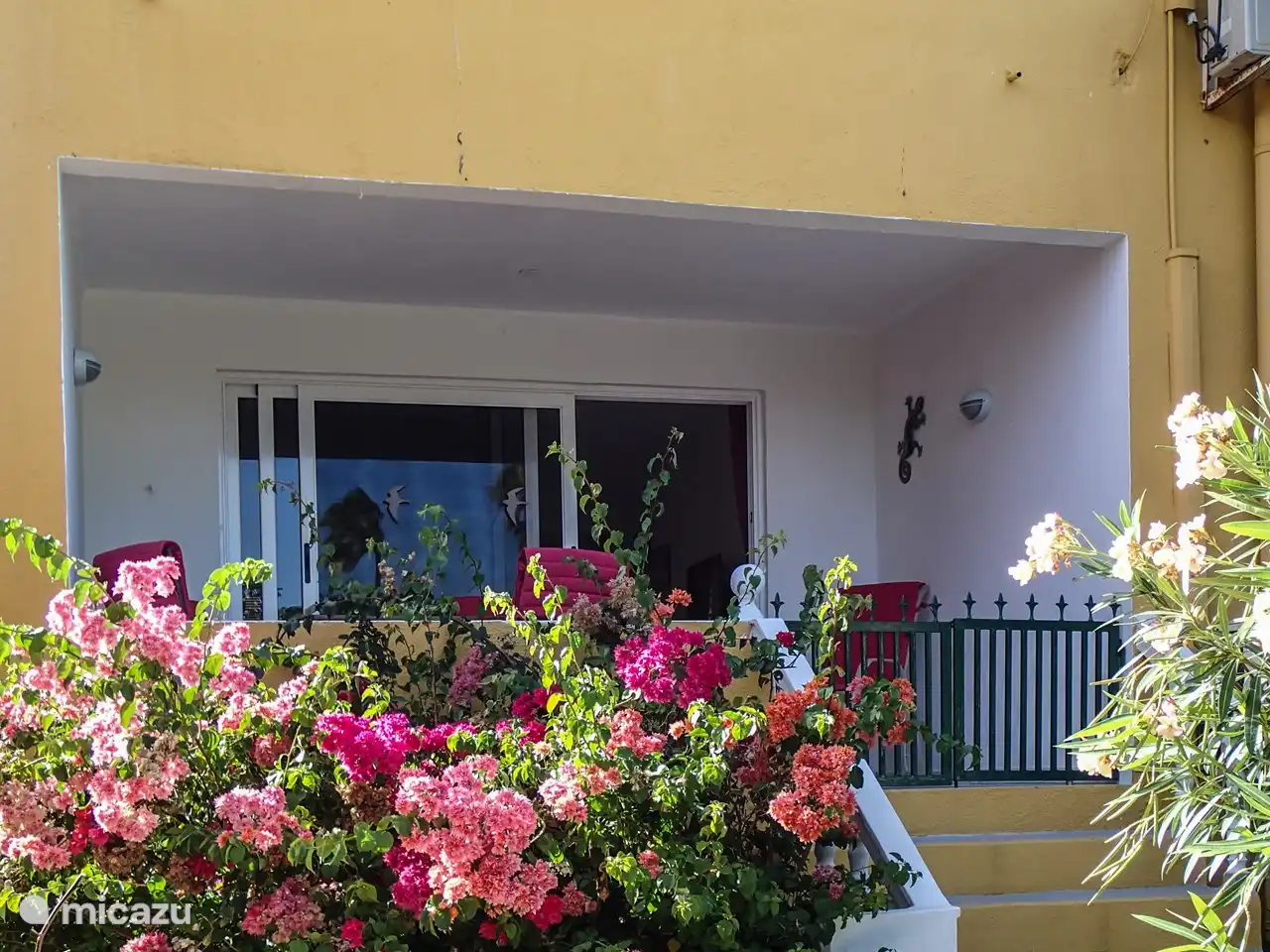 Entrée sur la terrasse où vous pourrez profiter pleinement de la vue sur le jardin.