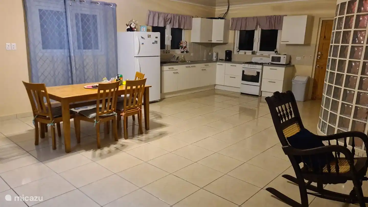 Salle à manger, cuisine avec tous les appareils électroménagers souhaitables.