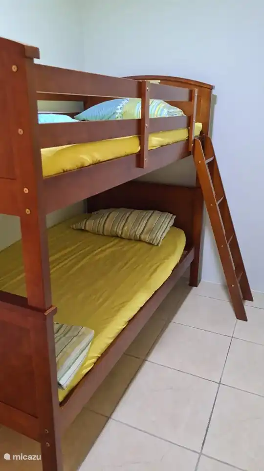 Chambre 3; climatiseur et armoire