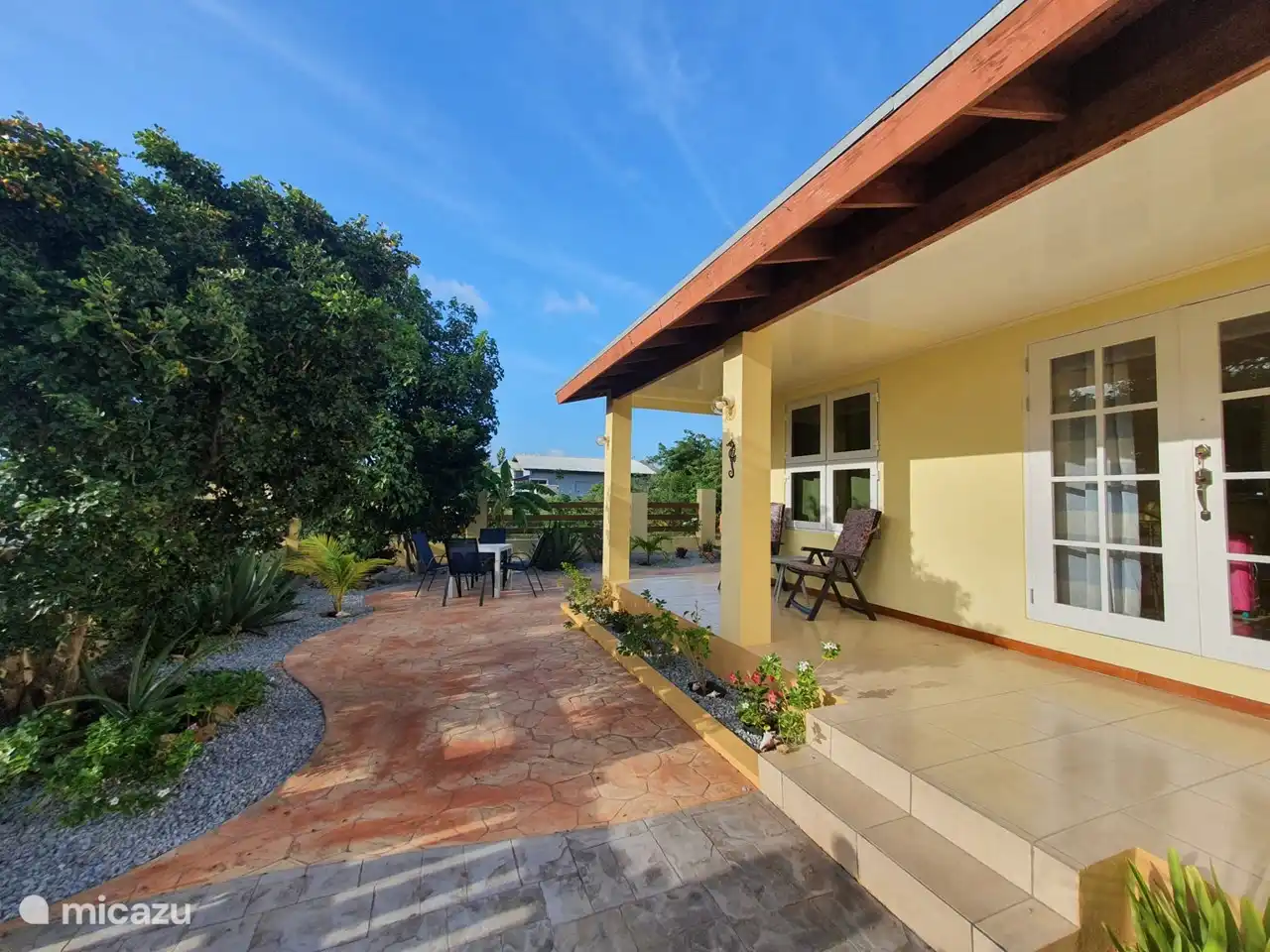 Jardin de devant avec plantes tropicales
