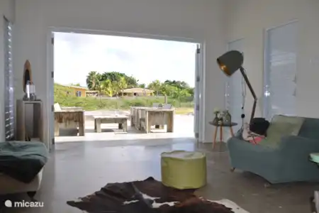 Vakantiehuis Bonaire, Bonaire, Belnem villa Cas Akuario Uitzicht van de keuken naar de porche