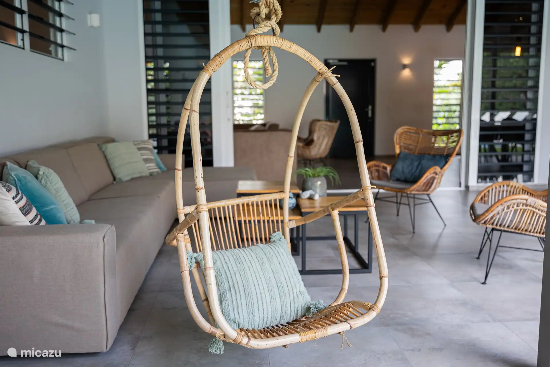 Genießen Sie das Lesen im Hängesessel