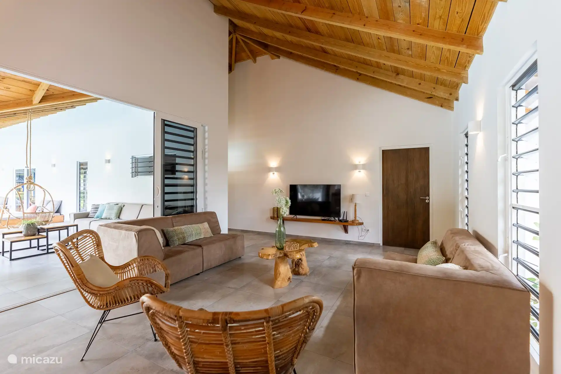 Fernsehen mit allen internationalen und Sportkanälen