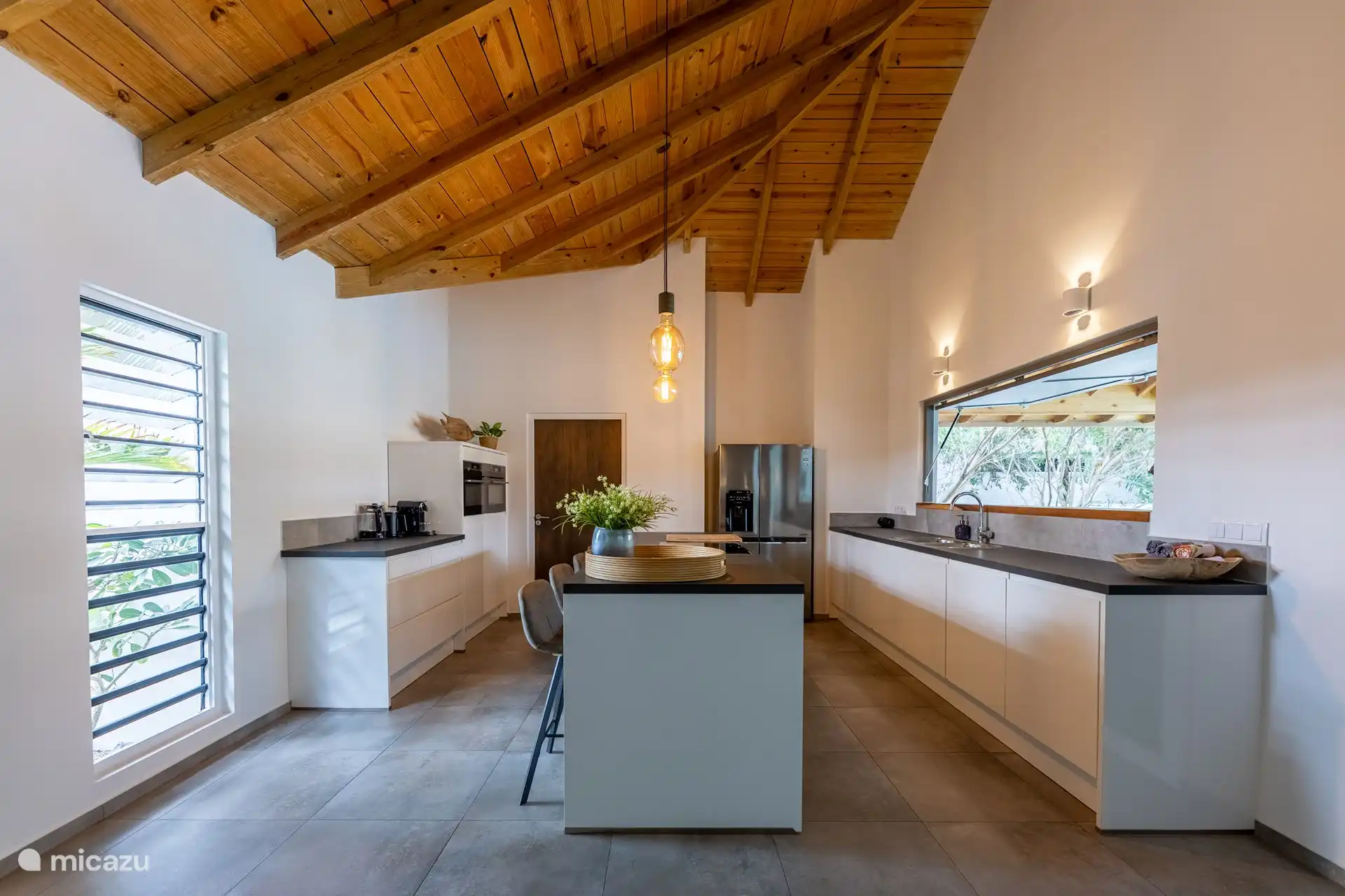 Die Küche mit allen Geräten