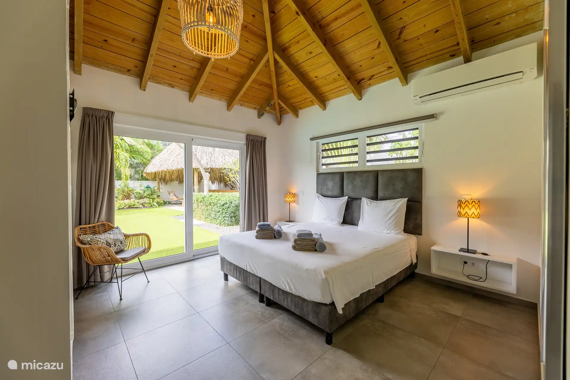 Schlafzimmer mit direktem Zugang zum Garten mit Swimmingpool