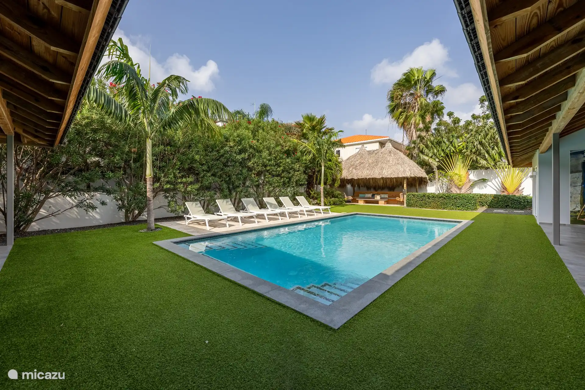 Schwimmbad mit Palapa