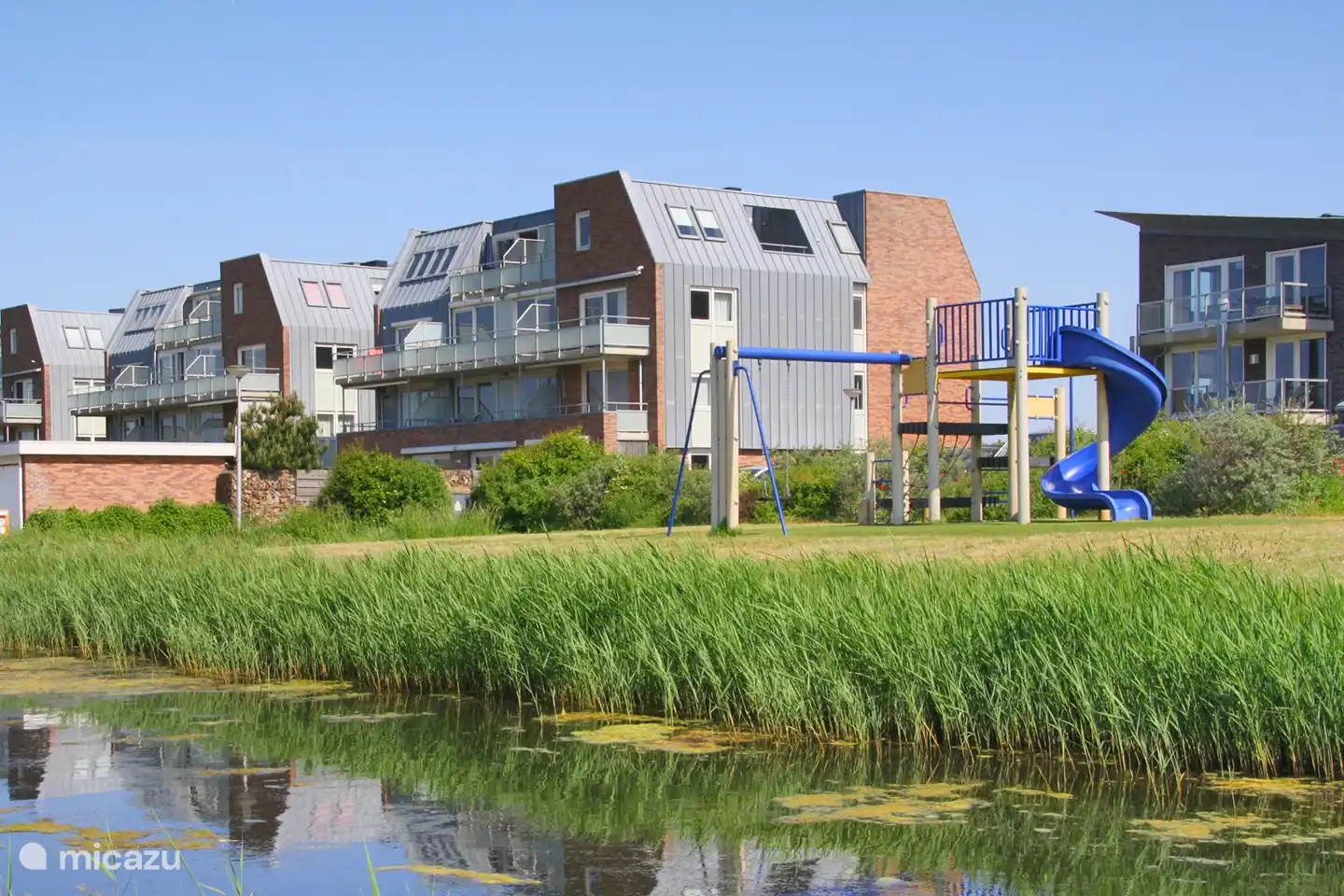 Außenansicht Gebäude der Duinerei. Spielplatz um die Ecke.