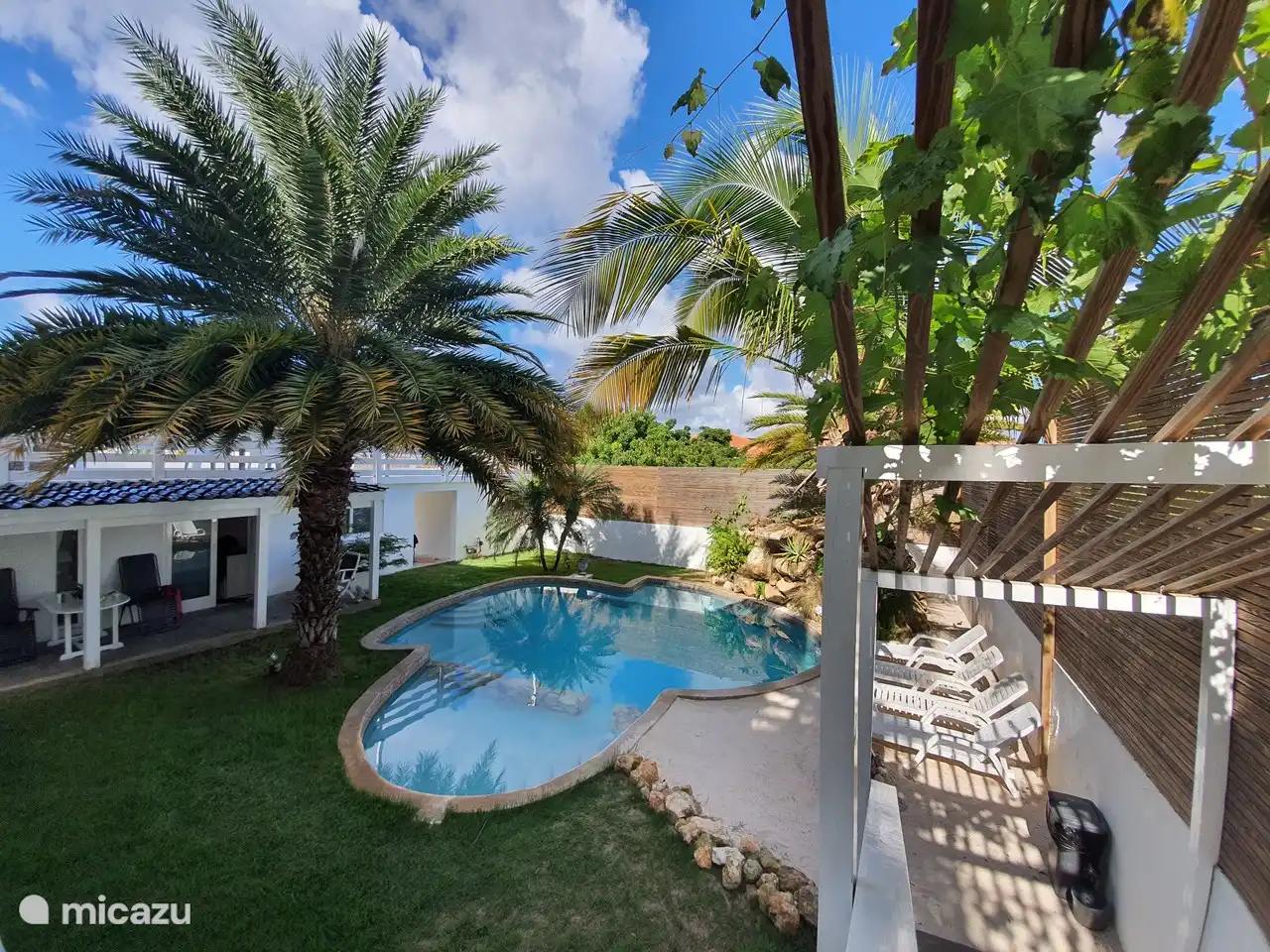 tropisches Schwimmbad mit eigenem Sandstrand