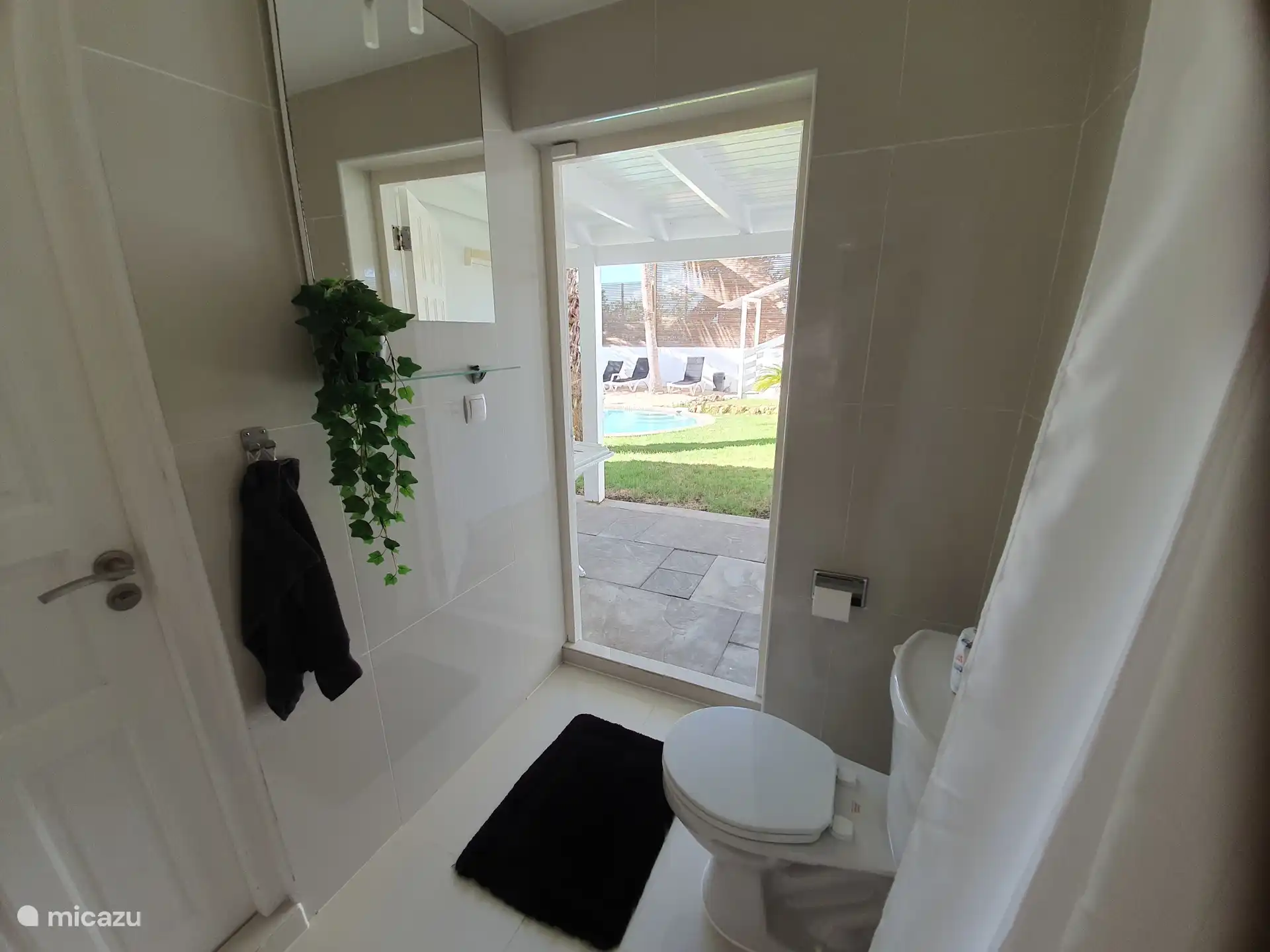 Salle de bain également avec porte donnant sur l’extérieur