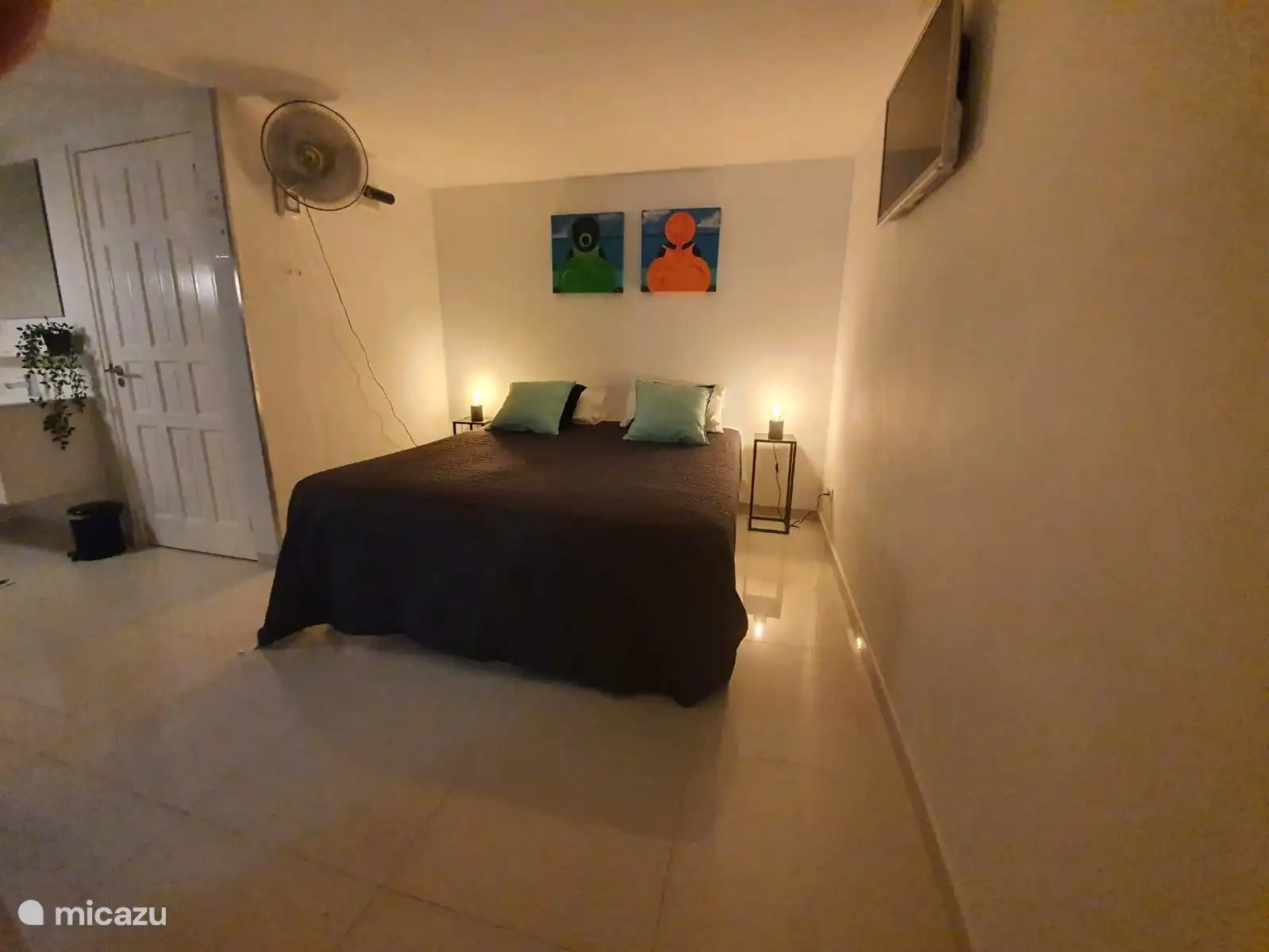 Lit avec porte donnant sur la salle de bain