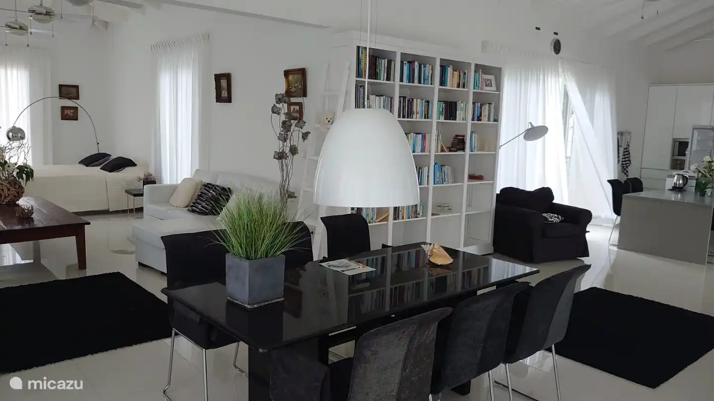 Woonkamer met luxe keuken