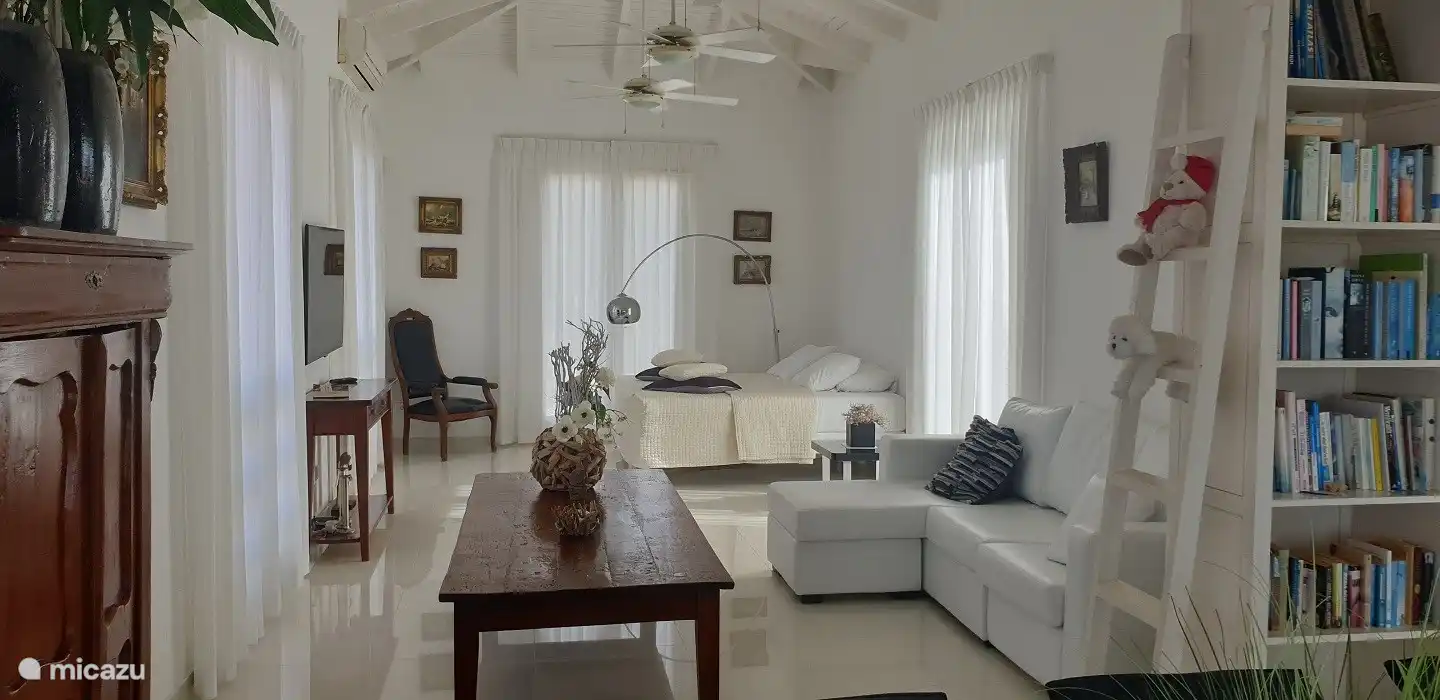 Slaapkamer 3 met beweegbare kast voor afsluiting en toegang tot zwembad