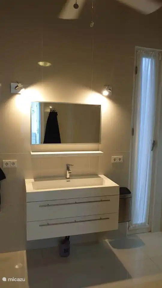 Badkamer met apart Toilet