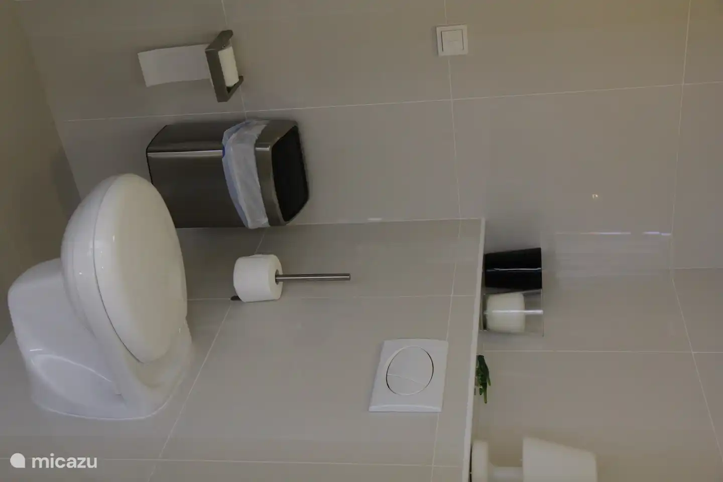 Aparte Toilet bereikbaar van binnen maar ook van buiten.