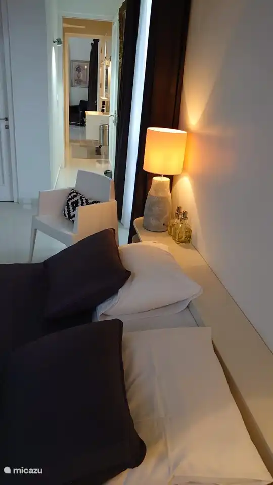 Slaapkamer 1 met toegang tot badkamer