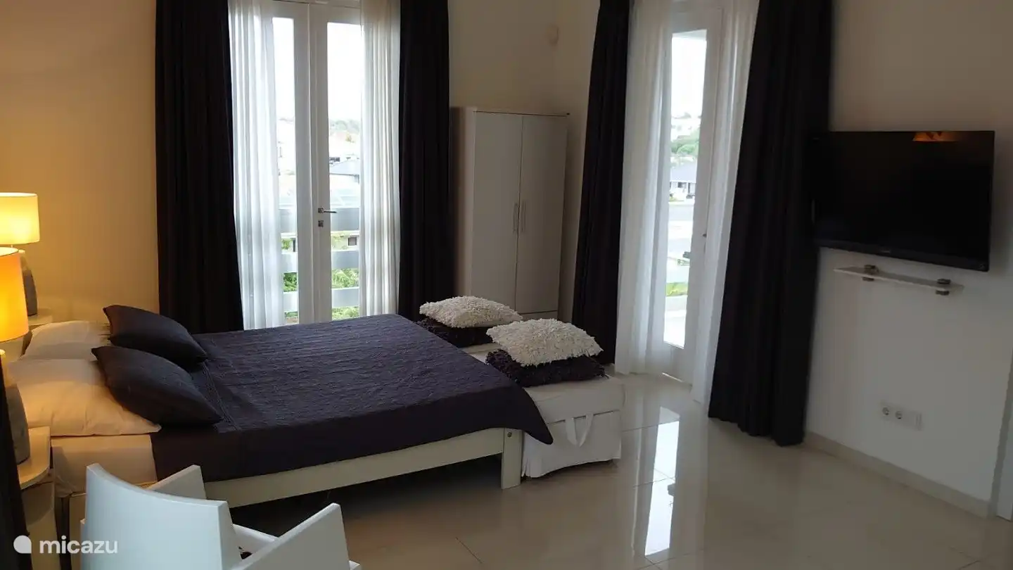 Slaapkamer 1 met toegang tot Porche