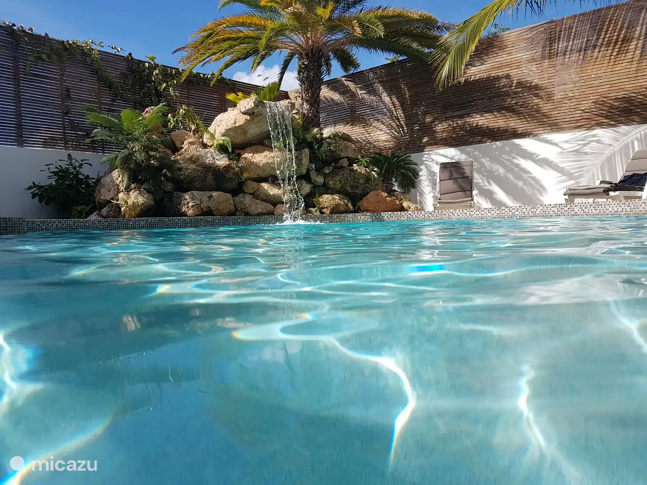 Zwembad met waterval