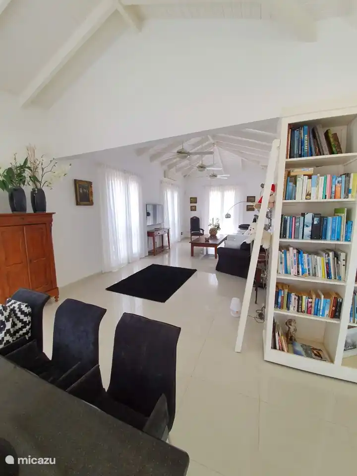 ingang van slaapkamer 3 en deze kan je afsluiten met beweegbare boekenkast.