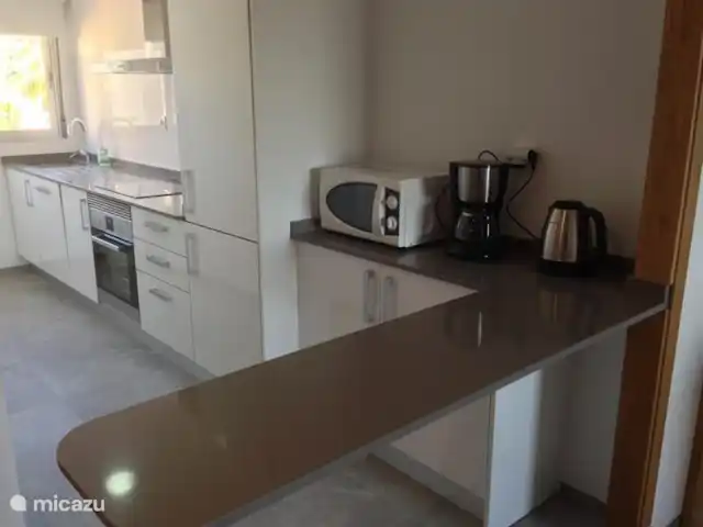 apartamento en España, Costa Blanca, Torrevieja – Casa Leona Cocina con microondas y barra.