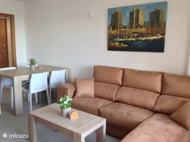 apartamento en España, Costa Blanca, Torrevieja – Casa Leona Sofá de salón y mesa de comedor.