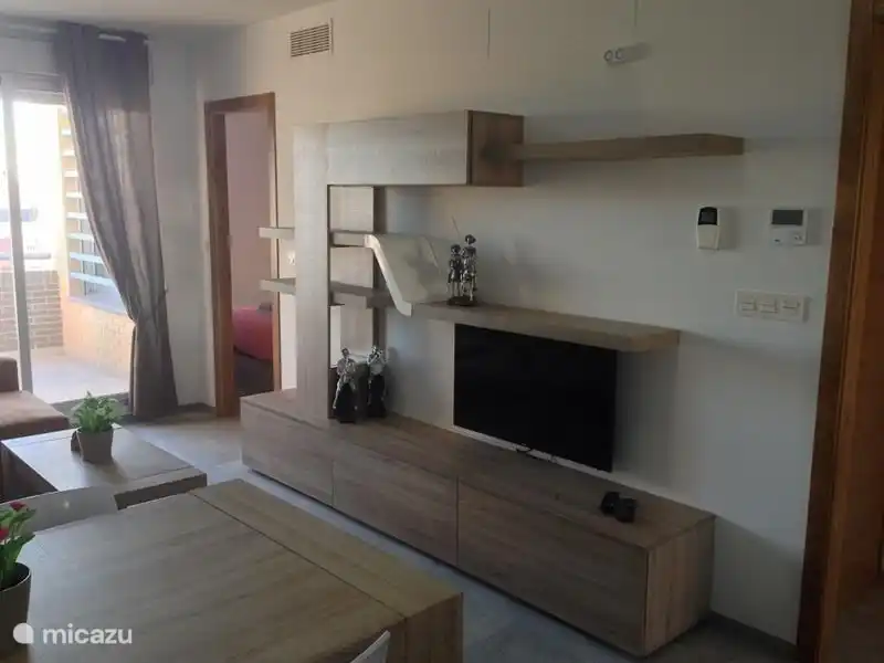 Salón con mueble y televisión.