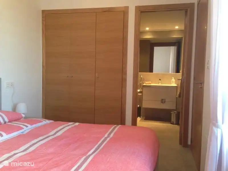 Dormitorio principal con baño.