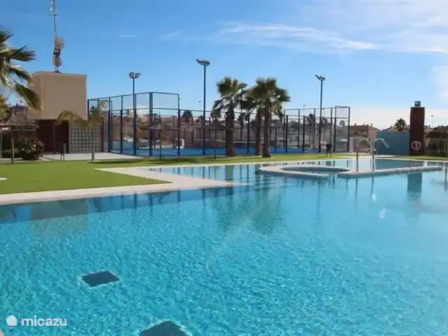 apartamento en España, Costa Blanca, Torrevieja – Casa Leona Piscina con pista de padel al fondo.