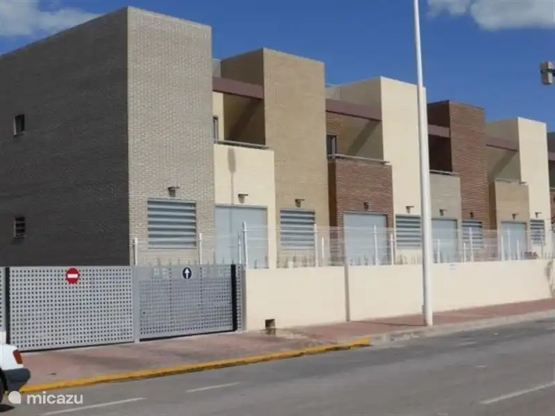 Entrada al garaje de estacionamiento.