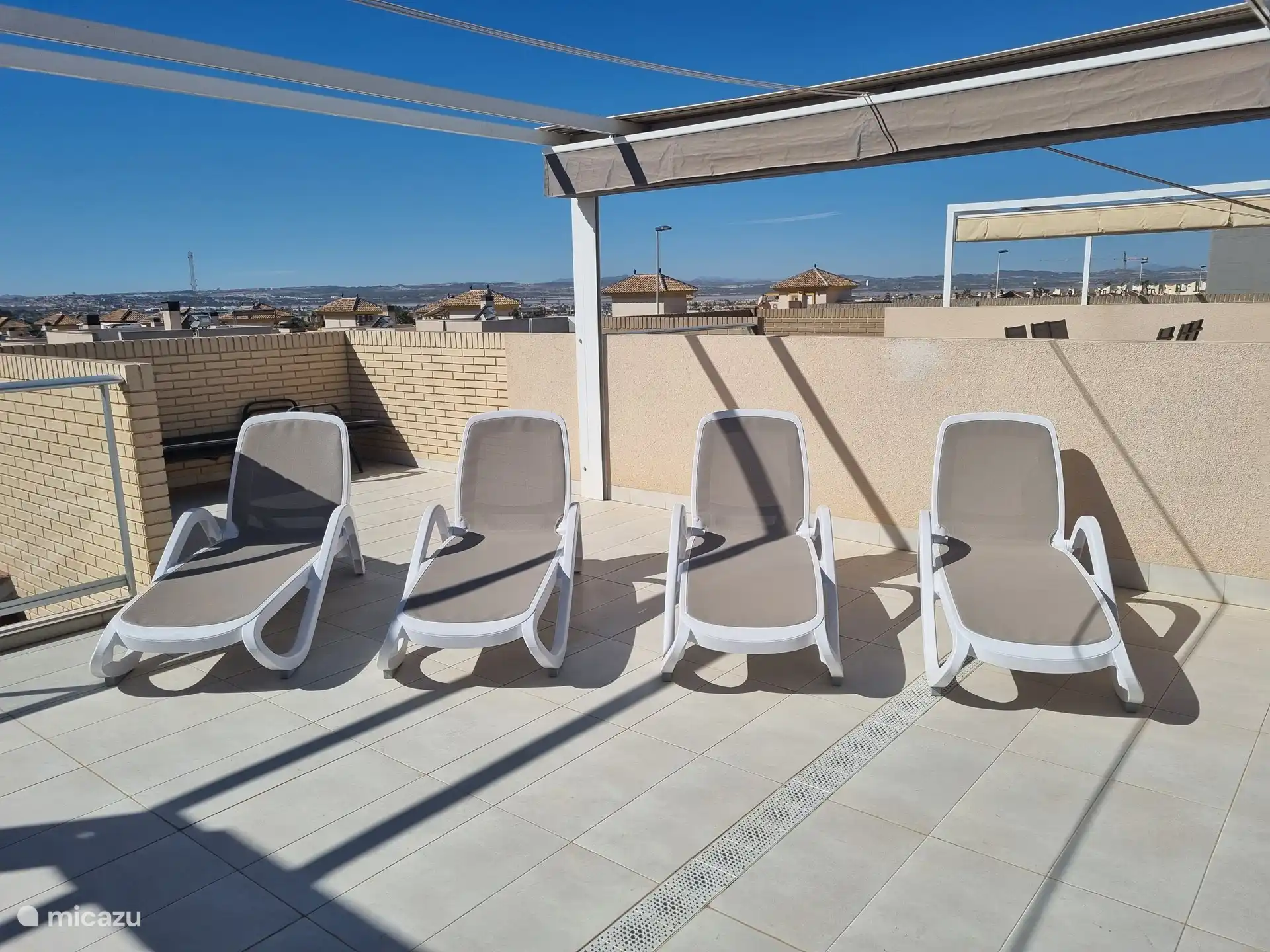 Tumbonas para relajarse bajo el sol