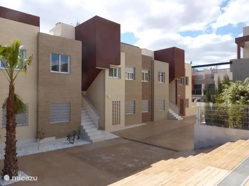 Entrada casa por escalera.