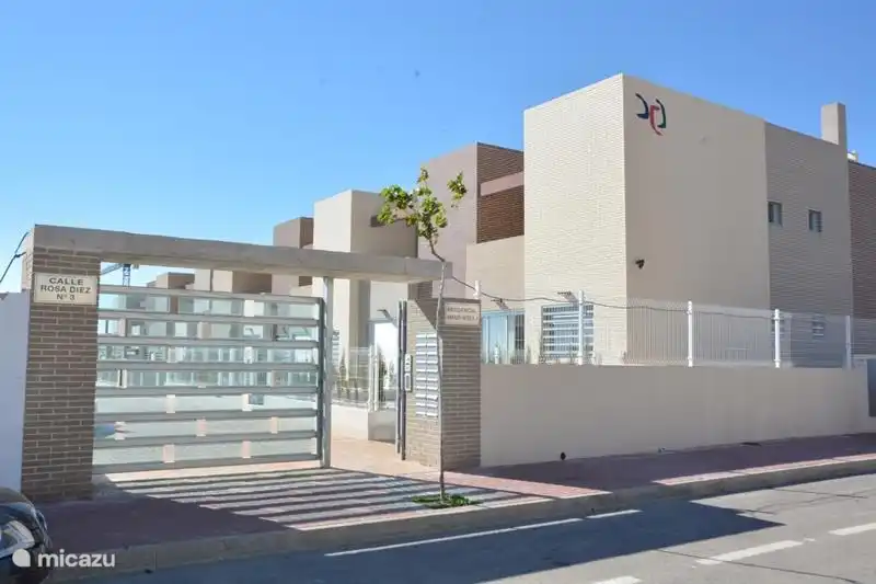 Una de las tres entradas a la comunidad.