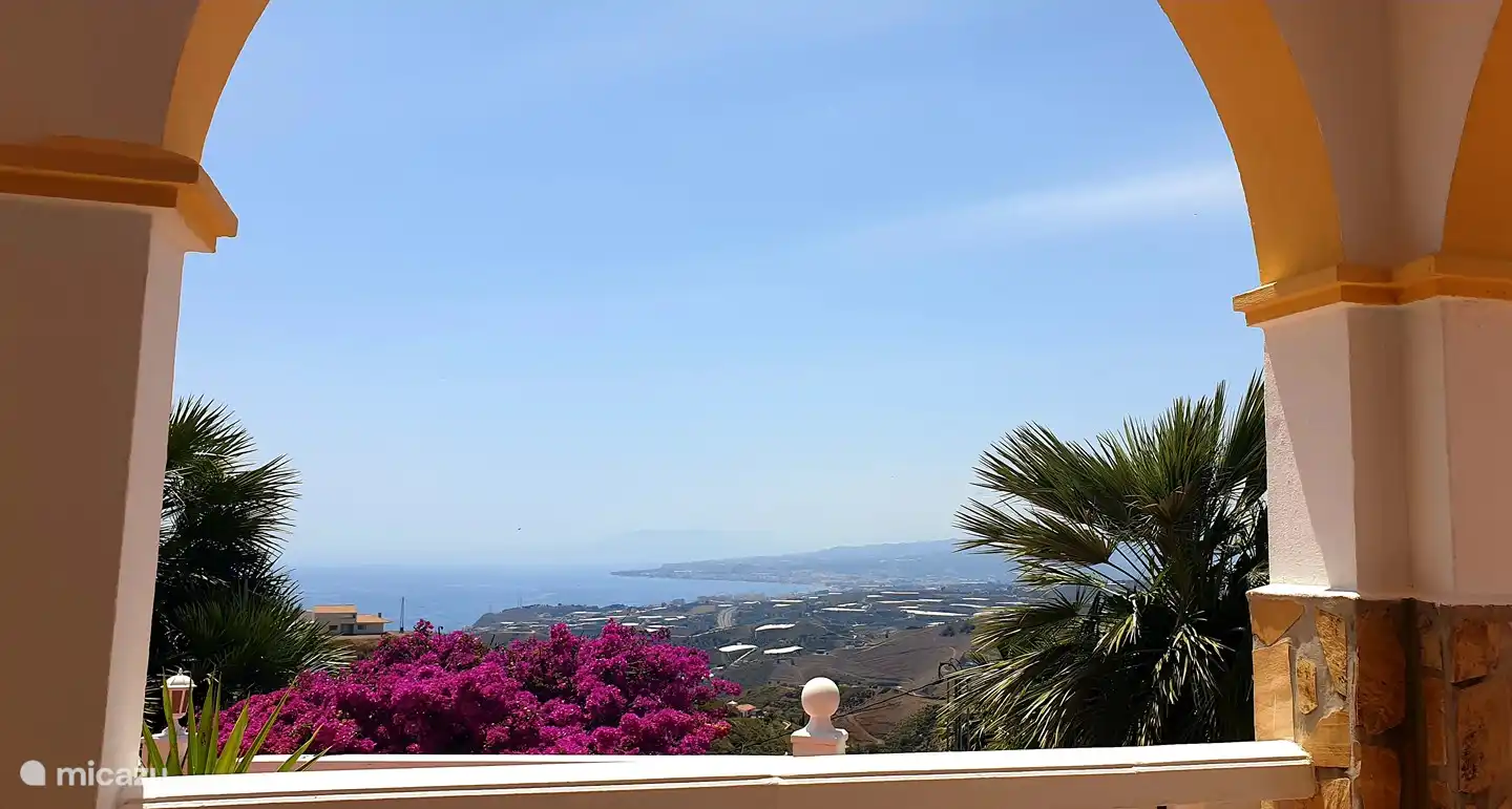 Au loin, vous pouvez voir la côte d'Algarrobo Costa, Torre del Mar et Malaga.