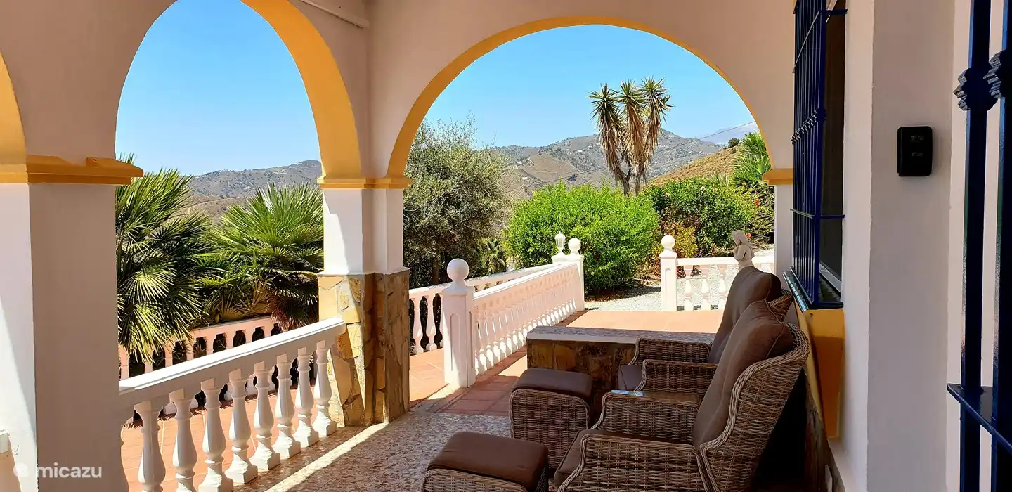 Il est agréable de s'asseoir sur la véranda, avec vue sur la mer, mais aussi sur les montagnes, comme le montre cette photo.