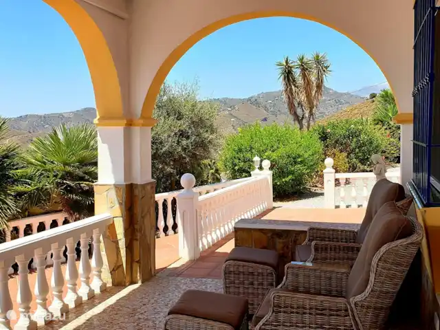 Casa Mirador, vista al mar, privado, lujo en España, Costa del Sol, Torrox - casa vacacional Es agradable sentarse en la terraza, con vista al mar, pero también a las montañas, como se muestra en esta foto.