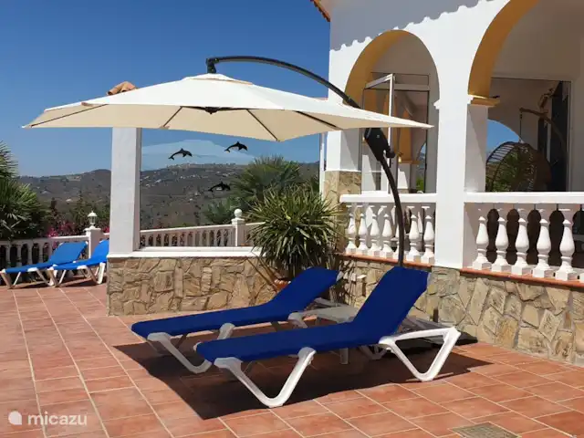Casa Mirador, vista al mar, privado, lujo en España, Costa del Sol, Torrox - casa vacacional Aquí puede holgazanear todo el día al sol oa la sombra de la sombrilla.