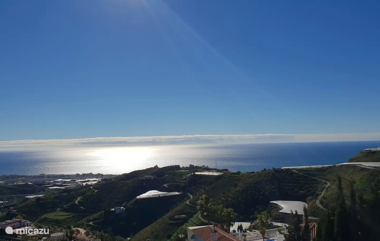 Vue depuis la terrasse. Par temps clair, vous pouvez voir l'Afrique du Nord. La lumière spéciale rend la vue légèrement différente chaque jour.