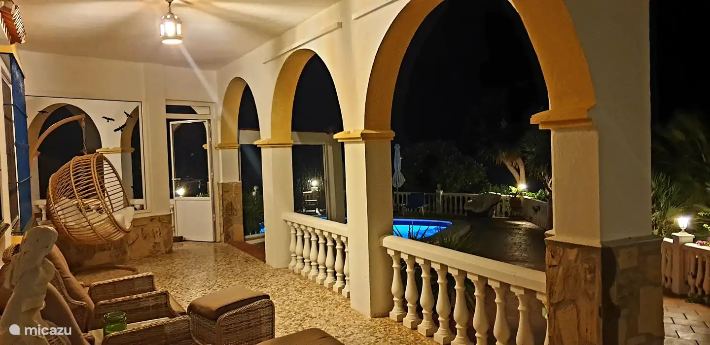 Le soir, il est également agréable de s'asseoir sur la véranda.